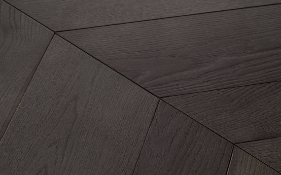 Parquet à chevrons spéciaux maxi en chêne, brossé, teinté, verni.