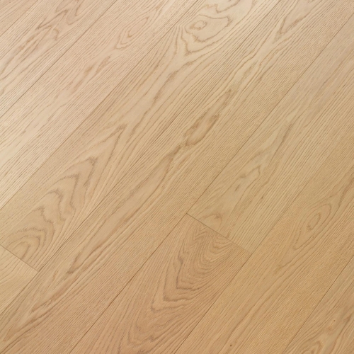 Engineered wood planks floor in Oak: brushed, bleached, varnished.