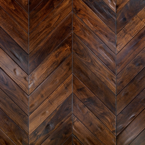 Parquet à chevron en noyer américain, vieilli, creusé à la main, teinté, verni, chanfreins arrondis.