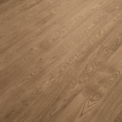 Engineered wood planks floor in Oak: brushed, stained, varnished.
