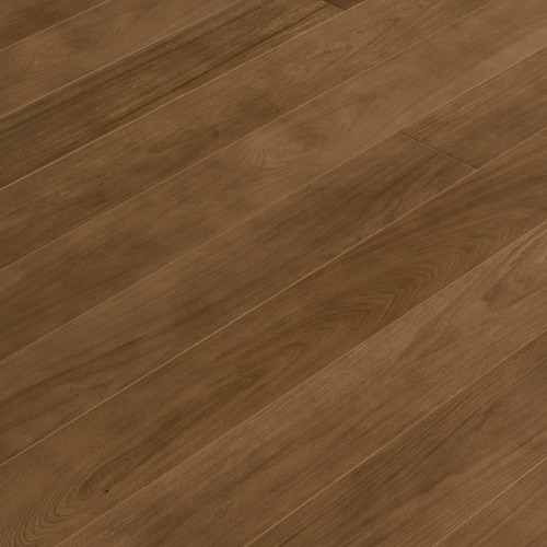 Engineered wood planks floor in Oak: brushed, stained, varnished.