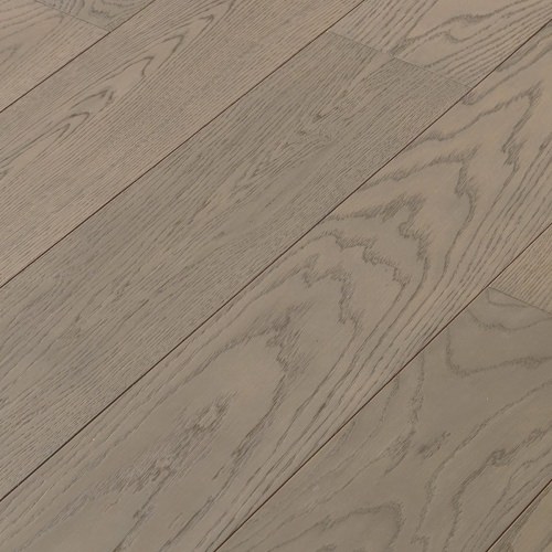 Engineered wood planks floor in Oak: brushed, stained, varnished.