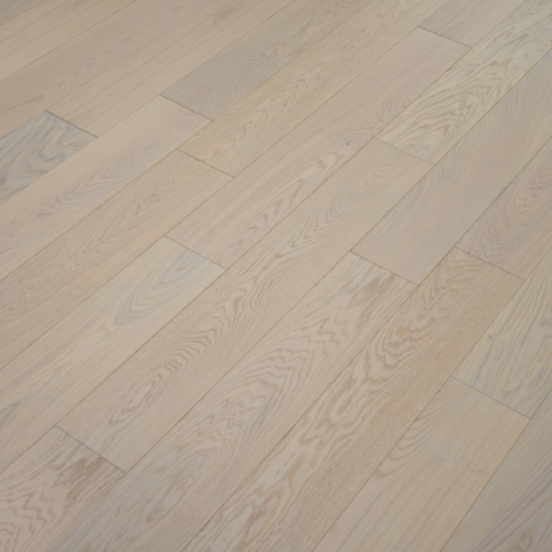 Engineered wood planks floor in Oak: brushed, bleached, varnished.