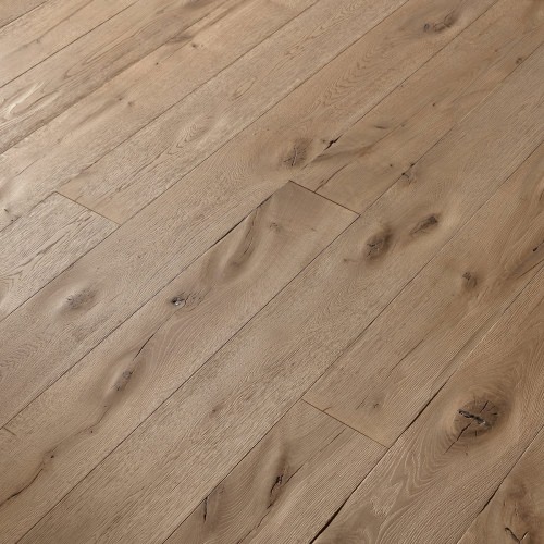 Engineered wood planks floor in Oak: brushed, stained, aged effect, hand carved, varnished.