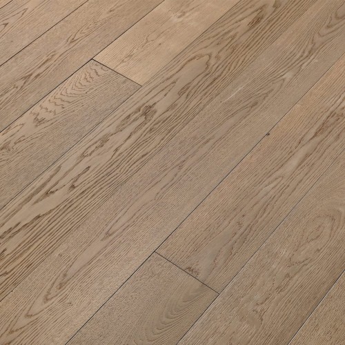 Engineered wood planks floor in Oak: brushed, stained, varnished.