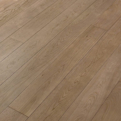 Engineered wood planks floor in Oak: brushed, stained, varnished.