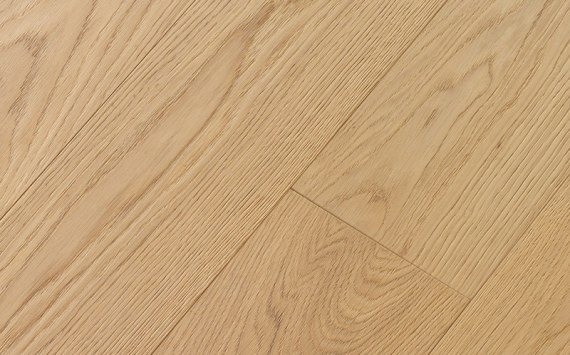Engineered wood planks floor in Oak: brushed, bleached, varnished.
