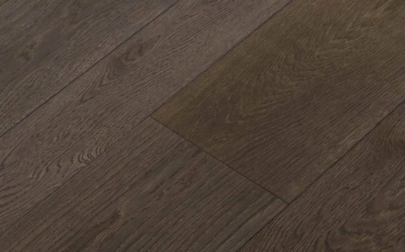 Parquet à lames en chêne, fumé, brossé, teinté, verni.