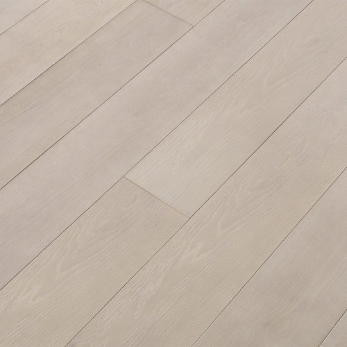 Engineered wood planks floor in Oak: brushed, stained, varnished.