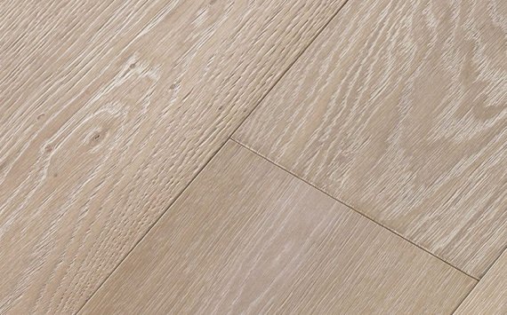Parquet à lames en chêne, brossé, teinté, verni.