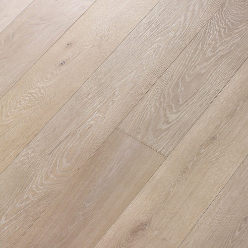 Engineered wood planks floor in Oak: brushed, stained, varnished.