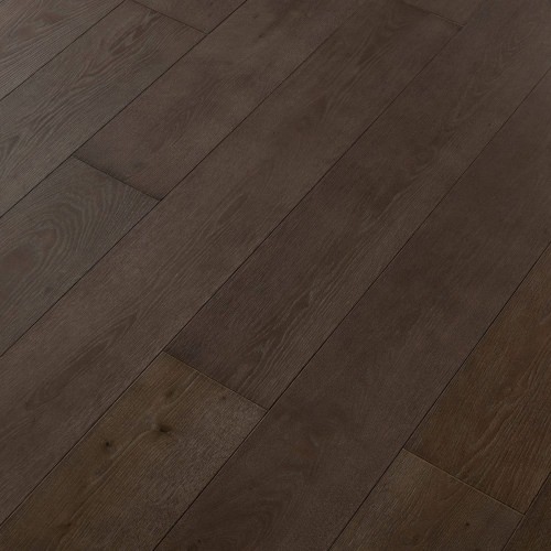 Engineered wood planks floor in Oak: brushed, stained, varnished.