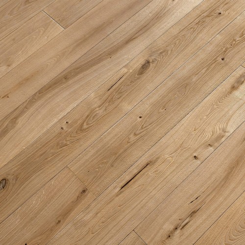 Engineered wood planks floor in Oak: brushed, stained, varnished.