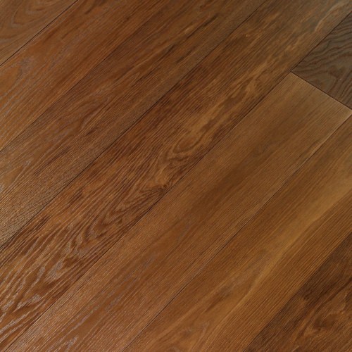 Engineered wood planks floor in Oak: brushed, aged, stained, varnished.