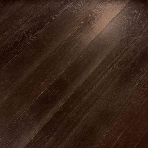 Engineered wood planks floor in Oak: brushed, stained, varnished.